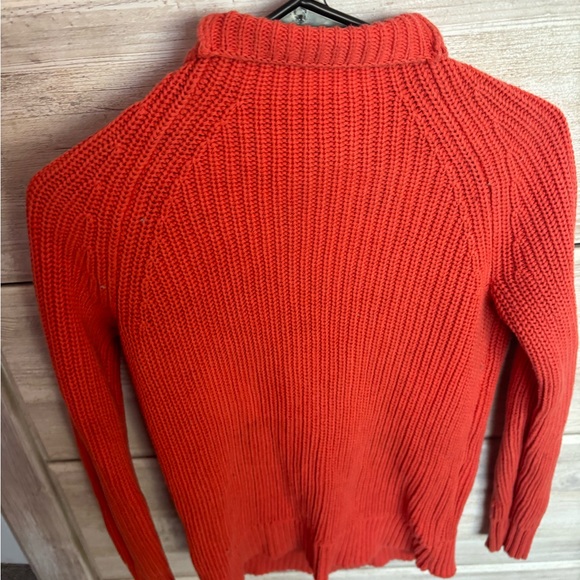 This sweater is for all the orange and red lovers. - Picture 2 of 4